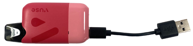 Gros plan de la prise USB-C de la Box Reload Vuse Fruits Rouges Intense